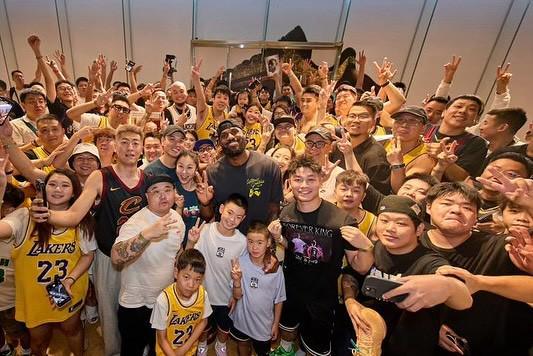 世界杯客户端安装说明-詹姆斯晒成都行活动图集：成都在我心中永远有特别的位置，国王爱你