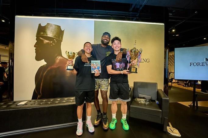 世界杯客户端安装说明-詹姆斯晒成都行活动图集：成都在我心中永远有特别的位置，国王爱你