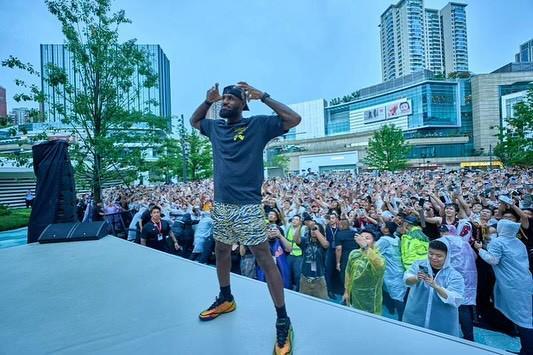 世界杯客户端安装说明-詹姆斯晒成都行活动图集：成都在我心中永远有特别的位置，国王爱你