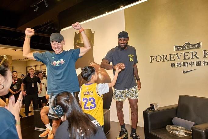 世界杯客户端安装说明-詹姆斯晒成都行活动图集：成都在我心中永远有特别的位置，国王爱你