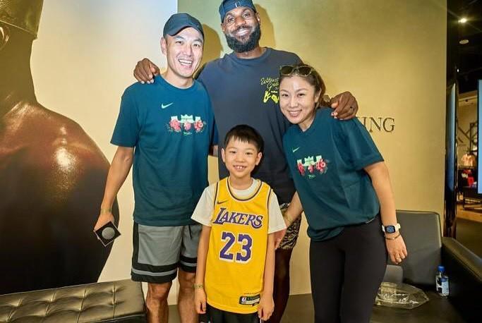 世界杯客户端安装说明-詹姆斯晒成都行活动图集：成都在我心中永远有特别的位置，国王爱你