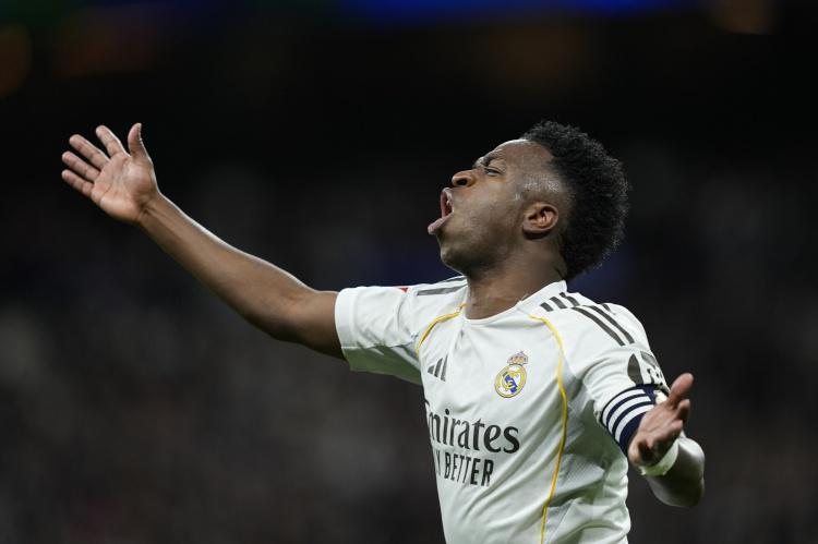 阿隆索下课只因“炸弹三人组”？维尼修斯带头抗命，皇马太难带